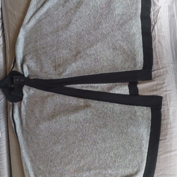 Banana Republic Poncho - Picture 4 of 11